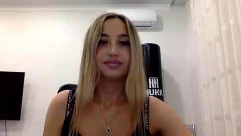 linavora online show from November 22, 7:38 pm