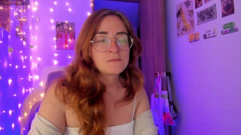 Snapshot of linda_giggle chatting on September 29, 10:59 pm Giggles online show from September 29, 10:59 pm