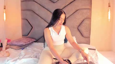 Snapshot of linda_saenz1 chatting on February 17, 1:04 am Linda Saenz online show from February 17, 1:04 am