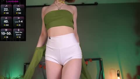 Snapshot of lindathacker chatting on March 3, 5:05 am your Linda is back online show from March 3, 5:05 am