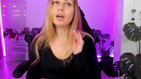 Snapshot of lindawhite_ chatting on February 15, 9:49 pm Linda -- online show from February 15, 9:49 pm
