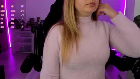 Snapshot of lindawhite_ chatting on February 23, 10:05 pm Linda -- online show from February 23, 10:05 pm
