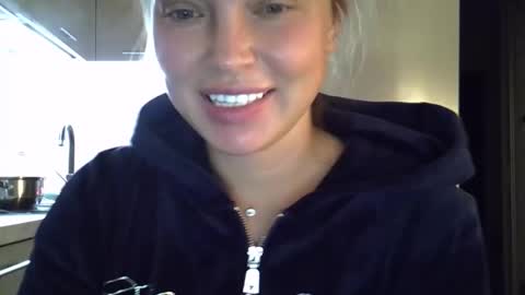 Snapshot of lindsisecret chatting on October 2, 6:24 pm Anna online show from October 2, 6:24 pm