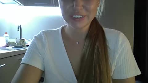 Snapshot of lindsisecret chatting on September 8, 3:55 pm Anna online show from September 8, 3:55 pm