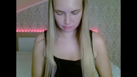 Snapshot of lindsisecret chatting on January 2, 4:24 pm Anna online show from January 2, 4:24 pm