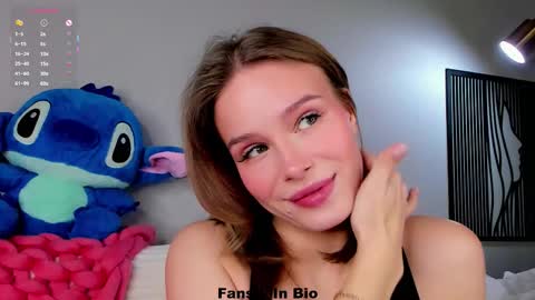 Snapshot of lipswithsweetonthem chatting on October 14, 1:30 am Lina online show from October 14, 1:30 am
