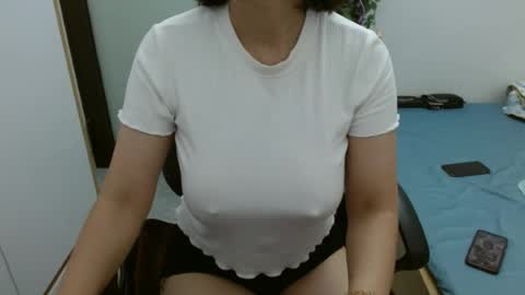 lisa_1011 online show from July 19, 11:40 pm