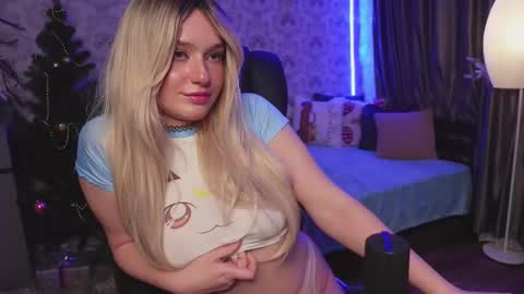 Snapshot of lisa_elfy chatting on December 15, 9:53 pm lisa_elfy online show from December 15, 9:53 pm