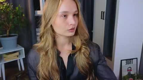 Snapshot of lisa_schiele chatting on October 5, 8:25 pm Elisabeth or Lisa online show from October 5, 8:25 pm