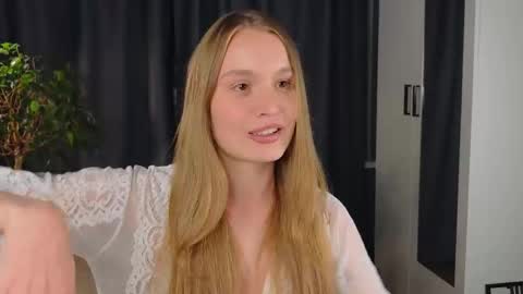 Snapshot of lisa_schiele chatting on September 16, 8:17 pm Elisabeth or Lisa online show from September 16, 8:17 pm