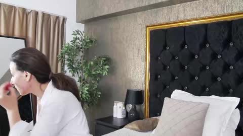 lisacroft online show from February 22, 6:50 am