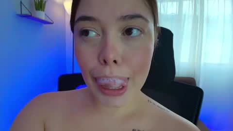 Snapshot of lisbet_21x chatting on February 14, 7:23 pm Lisbet online show from February 14, 7:23 pm