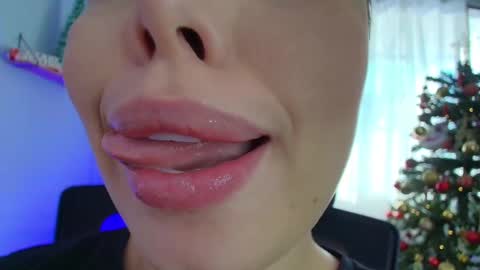 Snapshot of lisbet_21x chatting on December 7, 1:18 pm Lisbet online show from December 7, 1:18 pm