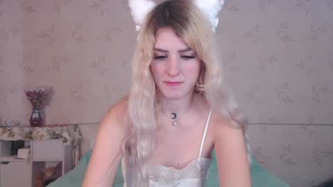 Snapshot of lissalucy chatting on December 12, 7:19 am Alice Dont forget to thumbs up its very important online show from December 12, 7:19 am