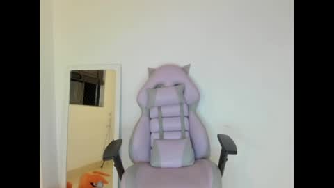 Snapshot of litlle_danni chatting on February 21, 12:49 am Danni online show from February 21, 12:49 am