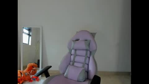 Snapshot of litlle_danni chatting on December 22, 9:20 pm Danni online show from December 22, 9:20 pm