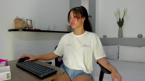 little_carolain online show from December 13, 3:27 am