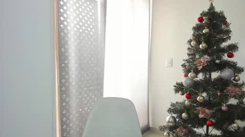 Little Effy online show from December 12, 7:15 pm