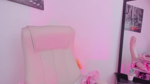 Snapshot of little_eli chatting on February 19, 7:38 pm Help me reach 100 likes online show from February 19, 7:38 pm
