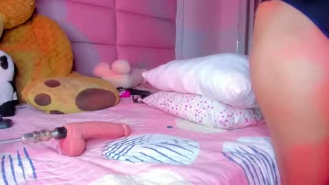 Snapshot of littlee_emma_ chatting on March 5, 4:35 am littlee_emma_ online show from March 5, 4:35 am