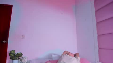 Snapshot of littlee_emma_ chatting on October 2, 3:22 am littlee_emma_ online show from October 2, 3:22 am