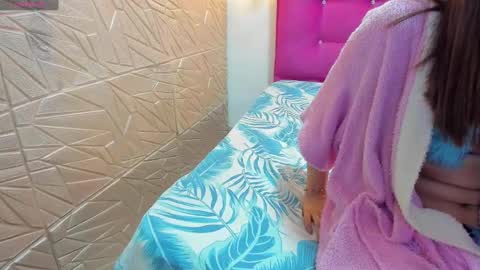 littlesophiie_ online show from February 19, 11:17 am