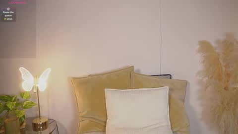 littletammy_ online show from April 5, 4:50 pm