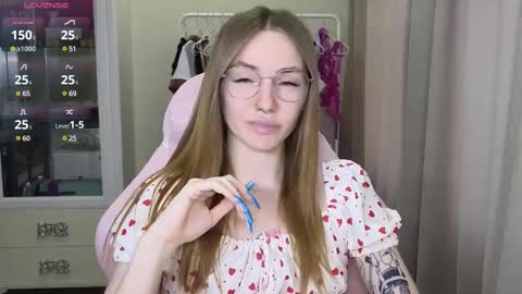 Snapshot of littlevildevil chatting on February 14, 11:53 am Eliana online show from February 14, 11:53 am