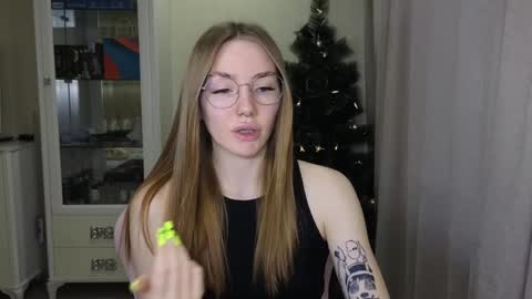 Snapshot of littlevildevil chatting on December 17, 11:06 am Eliana online show from December 17, 11:06 am