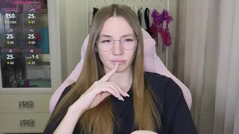 Snapshot of littlevildevil chatting on March 10, 11:01 am Eliana online show from March 10, 11:01 am