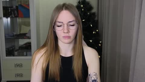 Snapshot of littlevildevil chatting on December 12, 11:18 am Eliana online show from December 12, 11:18 am