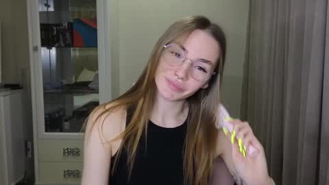 Snapshot of littlevildevil chatting on December 10, 11:11 am Eliana online show from December 10, 11:11 am