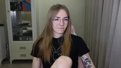 Snapshot of littlevildevil chatting on December 3, 1:21 pm Eliana online show from December 3, 1:21 pm