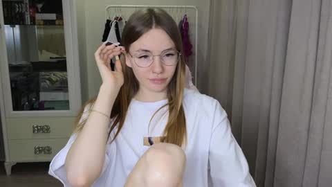 Snapshot of littlevildevil chatting on January 22, 10:40 am Eliana online show from January 22, 10:40 am