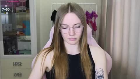 Snapshot of littlevildevil chatting on March 8, 12:07 pm Eliana online show from March 8, 12:07 pm