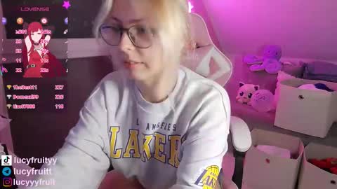 Snapshot of livewithlucy chatting on September 22, 1:42 pm livewithlucy online show from September 22, 1:42 pm