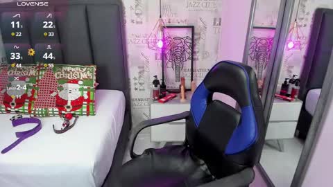 Snapshot of lizziemontana2 chatting on December 14, 12:44 pm        online show from December 14, 12:44 pm