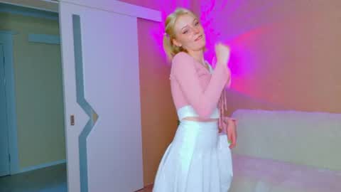 llovelymia online show from June 18, 2:57 am