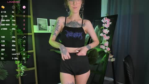 Snapshot of lola_missy chatting on January 31, 5:30 am Lola online show from January 31, 5:30 am