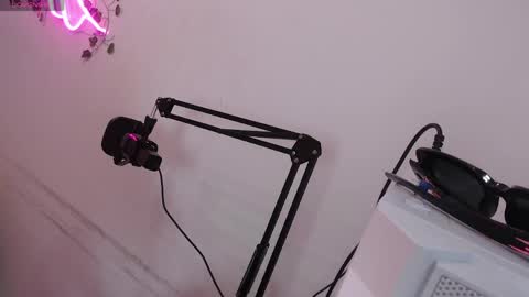 Lola  online show from June 1, 1:57 pm