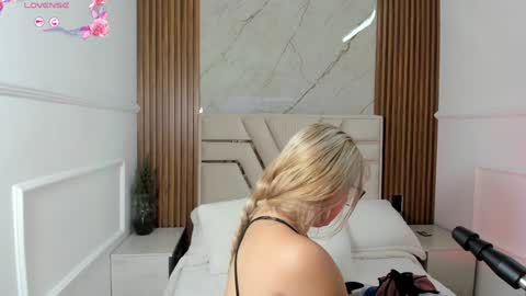Snapshot of lolaangellx chatting on January 6, 8:07 pm Lola Angel online show from January 6, 8:07 pm