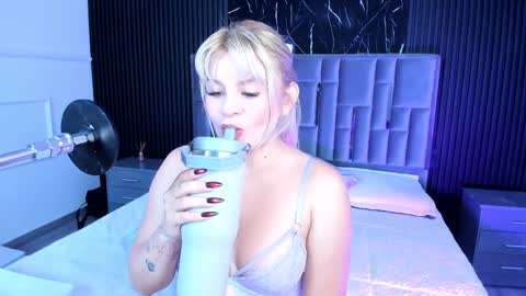 Snapshot of lolaangellx chatting on October 14, 8:00 pm Lola Angel online show from October 14, 8:00 pm