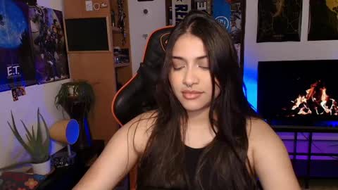 lolaasmith_21 online show from May 14, 8:36 pm