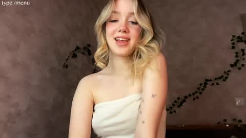 Mia online show from April 18, 8:17 am