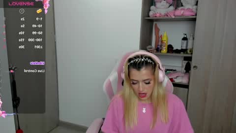 Snapshot of lolly_js_ chatting on February 4, 1:12 am Lolly online show from February 4, 1:12 am