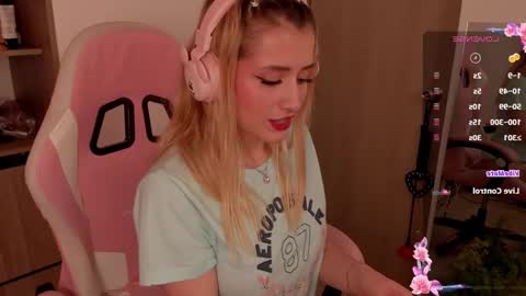 Snapshot of lolly_js_ chatting on February 19, 2:12 am Lolly online show from February 19, 2:12 am