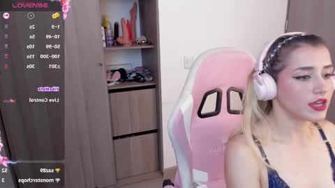 Snapshot of lolly_js_ chatting on February 9, 1:56 am Lolly online show from February 9, 1:56 am