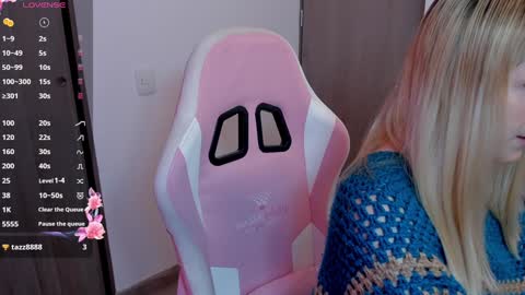 Snapshot of lollypetitte_ chatting on December 26, 1:32 pm Lolly online show from December 26, 1:32 pm