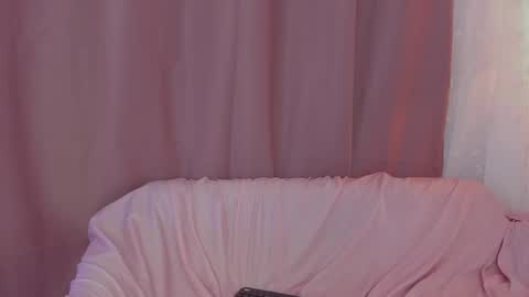 Snapshot of lollypetitte_ chatting on October 16, 4:26 am Lolly online show from October 16, 4:26 am