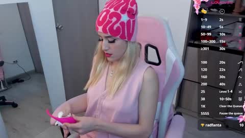 Snapshot of lollypetitte_ chatting on February 1, 1:34 am Lolly online show from February 1, 1:34 am